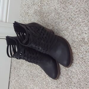 Fergalicious Black Bootie, sz 6.5